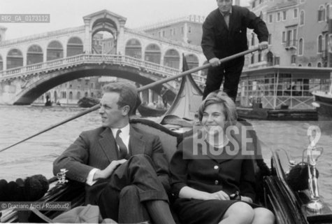 THE DUKE AMEDEO OF AOSTA WITH HIS WIFE CLAUDIA OF FRANCE ON A GONDOLA - VENICE - 196? © ARCHIVIO Graziano Arici/Rosebud2  / NOBILTA / DUCA / GONDOLA