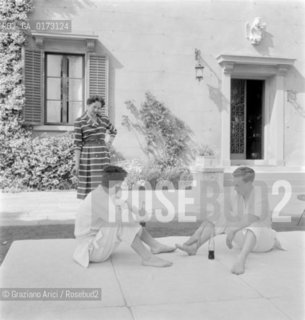 THE DUKE AMEDEO OF AOSTA AT VILLA S.DOMENICO IN FIESOLE WITH HIS MOTHER THE PRINCESS IRENE OF GREECE- 1960 © ARCHIVIO Graziano Arici/Rosebud2  / NOBILTA / DUCA