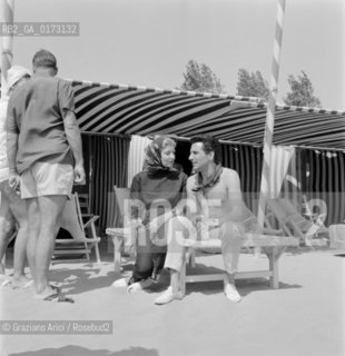 THE SINGER GILBERT BECAUD AT VENICE LIDO BEACH - 1962 © ARCHIVIO Graziano Arici/Rosebud2  / MUSICA / POP ROCK JAZZ / CANTANTE / SPIAGGIA.