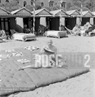 THE BUSINESS MAN DON CARLOS BESTEGUI AT VENICE LIDO BEACH - 1958 © ARCHIVIO Graziano Arici/Rosebud2  / ECONOMIA / FINANZA / MILIARDARIO / SPIAGGIA.