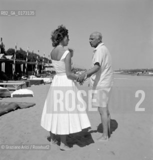 THE BUSINESS MAN DON CARLOS BESTEGUI WITH THE COUNTESS AFDERA FRANCHETTI AT VENICE LIDO BEACH - 1958 © ARCHIVIO Graziano Arici/Rosebud2  / ECONOMIA / FINANZA / MILIARDARIO / NOBILTA / CONTE / SPIAGGIA