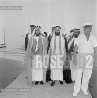 THE SULTAN OF ABU DHABI SHARBOUT BIN SAIK AT VENICE LIDO - 1961 © ARCHIVIO Graziano Arici/Rosebud2  / NOBILTA / SULTANO / SPIAGGIA