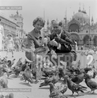 THE ART COLLECTOR BRIGHT WITH HIS WIFE IN S. MARCO SQUARE - VENICE - 1958 © ARCHIVIO Graziano Arici/Rosebud2  / ARTE / S. MARCO / COLLEZIONISTA
