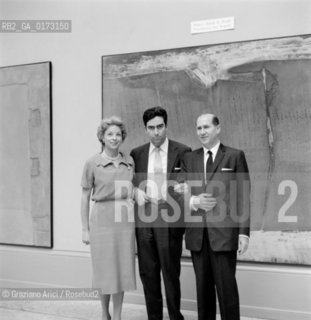THE ART COLLECTOR BRIGHT WITH HIS WIFE AND THE PAINTER ANTONI TAPIES AT XXIX INTERNATIONAL ART EXPOSITION - VENICE - 1958 © ARCHIVIO Graziano Arici/Rosebud2  / ARTE / BIENNALE DARTE / PITTORE / COLLEZIONISTA