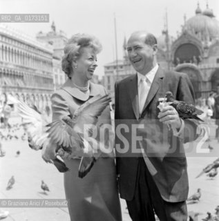 THE ART COLLECTOR  BRIGHT WITH HIS WIFE IN S. MARCO SQUARE - VENICE - 1958 © ARCHIVIO Graziano Arici/Rosebud2  / ARTE / S. MARCO / COLLEZIONISTA