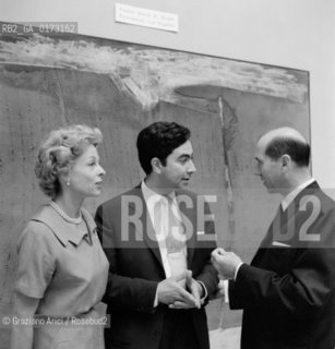 THE ART COLLECTOR BRIGHT WITH HIS WIFE AND THE PAINTER ANTONI TAPIES AT XXIX INTERNATIONAL ART EXPOSITION - VENICE - 1958 © ARCHIVIO Graziano Arici/Rosebud2  / ARTE / BIENNALE DARTE / PITTORE / COLLEZIONISTA