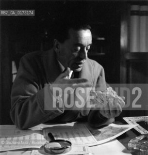 THE ARCHAEOLOGIST PIETRO GAZZOLA AT HIS STUDIO IN VERONA - 1959 - © ARCHIVIO Graziano Arici/Rosebud2  / VARIE / ARCHEOLOGO