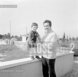 THE FOOT-BALL TRAINER HELENIO HERRERA WITH HIS SON - VENICE - 1974 © ARCHIVIO Graziano Arici/Rosebud2  / SPORT / ALLENATORE