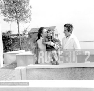 THE FOOT-BALL TRAINER HELENIO HERRERA WITH HIS WIFE FLORA GANDOLFI AND HIS SON - VENICE - 1974 © ARCHIVIO Graziano Arici/Rosebud2  / SPORT / ALLENATORE