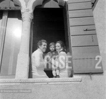THE FOOT-BALL TRAINER HELENIO HERRERA WITH HIS WIFE FLORA GANDOLFI AND HIS SON - VENICE - 1974 © ARCHIVIO Graziano Arici/Rosebud2  / SPORT / ALLENATORE
