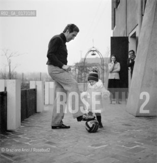 THE FOOT-BALL TRAINER HELENIO HERRERA WITH HIS WIFE FLORA GANDOLFI AND HIS SON - VENICE - 1974 © ARCHIVIO Graziano Arici/Rosebud2  / SPORT / ALLENATORE / PALLONE
