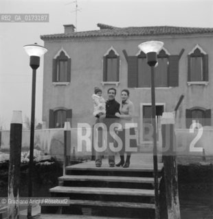 THE FOOT-BALL TRAINER HELENIO HERRERA WITH HIS WIFE FLORA GANDOLFI AND HIS SON - VENICE - 1974 © ARCHIVIO Graziano Arici/Rosebud2  / SPORT / ALLENATORE