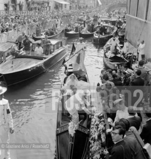 THE PRINCESS IRA FURSTENBERG IN GONDOLA DURING HER WEDDING WITH ALPHONSO HOHENLOHE - VENICE - 1955 © ARCHIVIO Graziano Arici/Rosebud2  / NOBILE / MATRIMONIO / PRINCIPI / GONDOLA