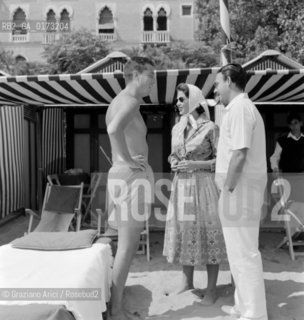 THE PRINCESS IRA FURSTENBERG WITH HER HUSBAND THE PRINCE ALFONSO HOHENLOHE AT THE INTERNATIONAL FILM FESTIVAL IN VENICE LIDO - 1957 © ARCHIVIO Graziano Arici/Rosebud2  / NOBILE / MATRIMONIO / PRINCIPI / MOSTRA DEL CINEMA / SPIAGGIA