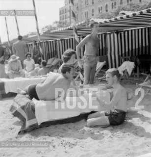 THE PRINCESS IRA FURSTENBERG WITH HER HUSBAND THE PRINCE ALFONSO HOHENLOHE AT THE INTERNATIONAL FILM FESTIVAL IN VENICE LIDO - 1957 © ARCHIVIO Graziano Arici/Rosebud2  / NOBILE / MATRIMONIO / PRINCIPI / MOSTRA DEL CINEMA / SPIAGGIA