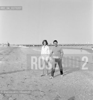 THE PRINCESS IRA FURSTENBERG WITH HER HUSBAND THE PRINCE ALFONSO HOHENLOHE AT THE INTERNATIONAL FILM FESTIVAL IN VENICE LIDO - 1957 © ARCHIVIO Graziano Arici/Rosebud2  / NOBILE / PRINCIPI / MOSTRA DEL CINEMA / SPIAGGIA