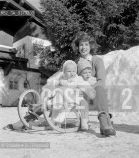 THE PRINCESS IRA FURSTENBERG WITH HER SONS CRISTOPHE AND HUBERTUS - CORTINA - 1960 © ARCHIVIO Graziano Arici/Rosebud2  / NOBILE / PRINCIPI