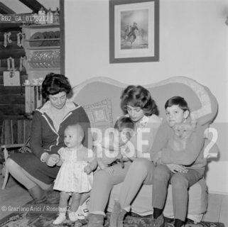 THE PRINCESS IRA FURSTENBERG WITH HER SONS CRISTOPHE AND HUBERTUS AND HER MATHER CLARA AGNELLI AND HER BRATHER EGON - CORTINA - 1960 © ARCHIVIO Graziano Arici/Rosebud2  / NOBILE / PRINCIPI