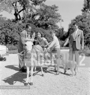 THE PRINCESS IRA FURSTENBERG WITH HER HUSBAND ALPHONSO HOHENLOHE AND EDWARD E ALBERTO FURSTENBERG - VENICE - 1955 © ARCHIVIO Graziano Arici/Rosebud2  / NOBILE / MATRIMONIO / PRINCIPI