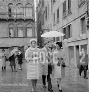 THE PRINCESS IRA FURSTENBERG WITH HER MATHER CLARA AGNELLI AND HER BROTHER SEBASTIANO - VENICE - 1962 © ARCHIVIO Graziano Arici/Rosebud2  / NOBILE / PRINCIPI