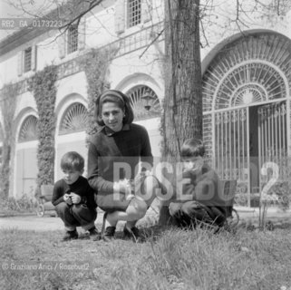 THE PRINCESS IRA FURSTENBERG WITH HER SONS CRISTOPHE AND HUBERTUS AT HOME (MAROCCO- VENICE) - 1965 © ARCHIVIO Graziano Arici/Rosebud2  / NOBILE / PRINCIPESSA