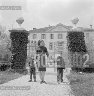 THE PRINCESS IRA FURSTENBERG WITH HER SONS CRISTOPHE AND HUBERTUS AT HOME (MAROCCO- VENICE) - 1965 © ARCHIVIO Graziano Arici/Rosebud2  / NOBILE / PRINCIPESSA