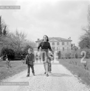 THE PRINCESS IRA FURSTENBERG WITH HER SONS CRISTOPHE AND HUBERTUS AT HOME (MAROCCO- VENICE) - 1965 © ARCHIVIO Graziano Arici/Rosebud2  / NOBILE / PRINCIPESSA