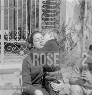 THE PRINCESS IRA FURSTENBERG WITH HER SON AT HOME (MAROCCO- VENICE) - 1965 © ARCHIVIO Graziano Arici/Rosebud2  / NOBILE / PRINCIPESSA