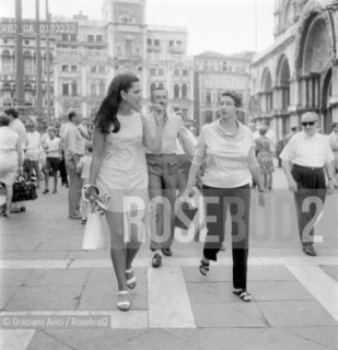 THE PRINCESS IRA FURSTENBERG WITH HER MATHER CLARA AGNELLI AND GIOVANNI NUVOLETTI - VENICE - 1965 © ARCHIVIO Graziano Arici/Rosebud2  / NOBILE / PRINCIPESSA