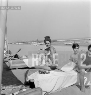 THE PRINCESS IRA FURSTENBERG AT VENICE LIDO BEACH - 1965 © ARCHIVIO Graziano Arici/Rosebud2  / NOBILE / PRINCIPESSA / SPIAGGIA