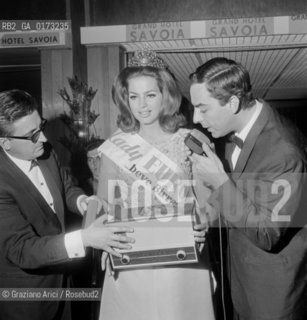 THE PRINCESS IRA FURSTENBERG AT THE CONCOURSE OF LADY EUROPE IN CORTINA WITH THE PRESENTER AND SHOW MAN DANIELE PIOMBI - 1965 © ARCHIVIO Graziano Arici/Rosebud2  / NOBILE / PRINCIPESSA / CONCORSO DI BELLEZZA / PRESENTATORE