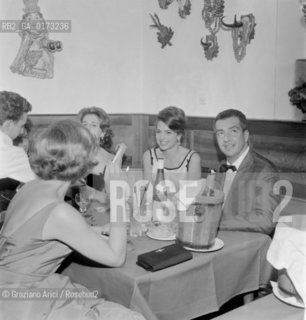 THE PRINCESS IRA FURSTENBERG WITH HER HUSBAND FRANCESCO BABY PIGNATARI - CORTINA - 1960 © ARCHIVIO Graziano Arici/Rosebud2  / NOBILE / PRINCIPESSA
