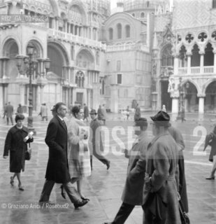 THE PRINCESS IRA FURSTENBERG WITH HER HUSBAND FRANCESCO BABY PIGNATARI IN VENICE - 1960 © ARCHIVIO Graziano Arici/Rosebud2  / NOBILE / PRINCIPESSA