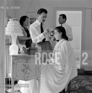 THE PRINCESS IRA FURSTENBERG GETTING READY FOR HER WEDDING WITH ALPHONSO HOHENLOHE - VENICE - 1955 © ARCHIVIO Graziano Arici/Rosebud2  / NOBILE / PRINCIPESSA / PARRUCCHIERE