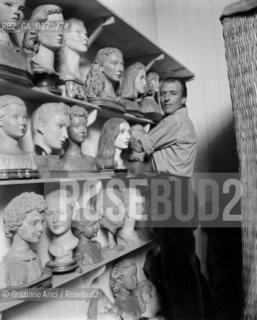 THE SCULPTOR TONI LUCARDA IN HIS STUDIO IN VENICE - 1952 © ARCHIVIO Graziano Arici/Rosebud2  / ARTE / SCULTORE