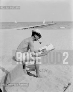 THE SCULPTOR TONI LUCARDA AT VENICE LIDO BEACH - 1948 © ARCHIVIO Graziano Arici/Rosebud2  / ARTE / SCULTORE / SPIAGGIA