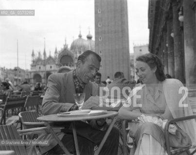 THE SCULPTOR TONI LUCARDA WITH THE COUNTESS MARCELLA MARCELLO IN VENICE - 1948 © ARCHIVIO Graziano Arici/Rosebud2  / ARTE / SCULTORE / NOBILTA / CONTE