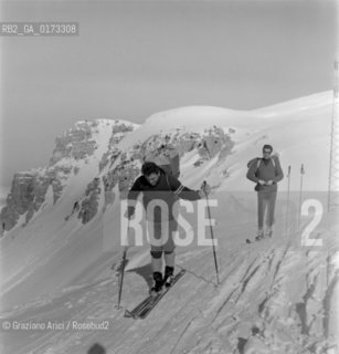 THE MOUNTAIN CLIMBERS CESARE MAESTRI AND BALDESSARI IN CORTINA DAMPEZZO - 1963 - © ARCHIVIO Graziano Arici/Rosebud2  / SPORT / SCALATORE / SCIARE