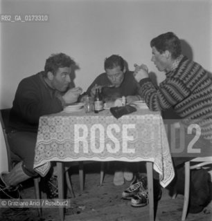 THE MOUNTAIN CLIMBERS CESARE MAESTRI AND BALDESSARI IN CORTINA DAMPEZZO - 1963 - © ARCHIVIO Graziano Arici/Rosebud2  / SPORT / SCALATORE / SCIARE