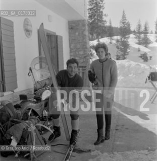 THE MOUNTAIN CLIMBER CESARE MAESTRI WITH HIS WIFE IN CORTINA DAMPEZZO - 1963 - © ARCHIVIO Graziano Arici/Rosebud2  / SPORT / SCALATORE / SCIARE