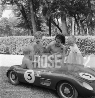 THE PRINCESS MARIA PIA DI SAVOIA WITH SONS DIMITRI MICHELE SERGIO AND ELENA AT HOME IN THE VILLA IN PRATOLINO - 1965 - © ARCHIVIO Graziano Arici/Rosebud2  / NOBILI / PRINCIPESSA