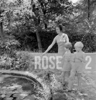 THE PRINCESS MARIA PIA DI SAVOIA WITH SONS DIMITRI AND SERGIO AT HOME IN THE VILLA IN PRATOLINO - 1965 - © ARCHIVIO Graziano Arici/Rosebud2  / NOBILI / PRINCIPESSA