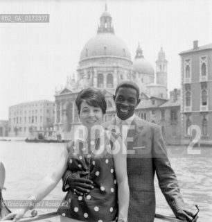 THE POP SINGER CAMERON NEVIL WITH HIS WIFE NELLIE IN VENICE  - 1963 © ARCHIVIO Graziano Arici/Rosebud2  / MUSICA / POP ROCK / CANTANTE