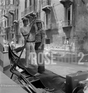 THE POP SINGER TONI RENIS ON A GONDOLA IN VENICE - 1963 - © ARCHIVIO Graziano Arici/Rosebud2  / MUSICA / CANTANTE POP / GONDOLA