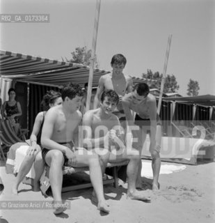 THE POP SINGER TONI RENIS AT THE VENICE LIDO BEACH - 1963 - © ARCHIVIO Graziano Arici/Rosebud2  / MUSICA / CANTANTE POP / SPIAGGIA / AUTOGRAFO