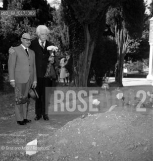 THE CONCIERGE OF THE HOTEL BAUER LUIGI TORTORELLA WITH ? AT THE FUNERAL OF THE COMPOSER IGOR STRAVINSKIJ  IN VENICE - 1971 -  © ARCHIVIO Graziano Arici/Rosebud2  / MUSICA / COMPOSITORE / FUNERALE / VARIE / PORTIERE HOTEL