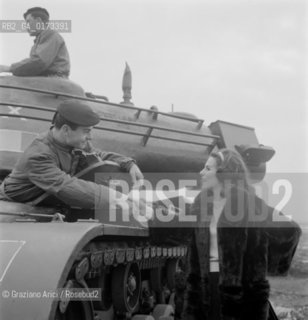 THE POP SINGER ORNELLA VANONI VISITING THE ARMY ON THE OCCASION OF HER CHRISTMAS CONCERT - 1962 - © ARCHIVIO Graziano Arici/Rosebud2  / MUSICA POP / CANTANTE / MILITARE