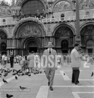 THE DRAMATIST KENNETH WILLIAM IN VENICE - 1953 - © ARCHIVIO Graziano Arici/Rosebud2  / TEATRO / DRAMMATURGO
