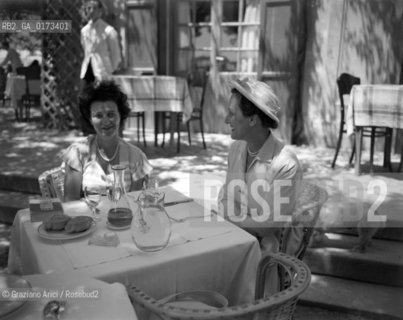 THE PRINCESS ASPASIA OF GREECE WITH THE ART - COLLECTOR PEGGY GUGGENHEIM AT THE XXIV ART EXPOSITION IN VENICE - 1948 © ARCHIVIO Graziano Arici/Rosebud2  / NOBILTA / PRINCIPE / ARTE / COLLEZIONISTA / BIENNALE DARTE