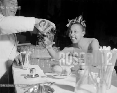 THE  POP SINGER AND DANCER JOSEPHINE BAKER AT THE INTERNATIONAL FILM FESTIVAL AT VENICE LIDO - 1948 © ARCHIVIO Graziano Arici/Rosebud2  / MUSICA / POP ROCK / CANTANTE / DANZA / BALLERINA / MOSTRA DEL CINEMA